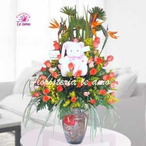 Florero de rosas con peluche en cali